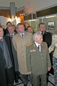 
 Kalashnikov eagerly listens to what the guide has to say. Left to right: Alexander Volkov, President of Udmurt Republic; Victor Balakin, Mayor of Izhevsk; Anatoly Chubais, CEO of RAO 