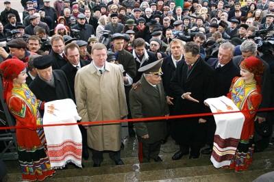 
he official opening of the Museum. Center: The famous designer of the AK-47, Mikhail Kalashnikov, (to the right) Alexander Volkov, President of Udmurt Republic; (to the left) Anatoly Chubais, the Chairman of the Management Board of RAO UES of Russia; and, Yuri Pitkevich, Prime Minister of Udmurt Republic. (Image credit: Official Web site of Udmurt Republic)

 